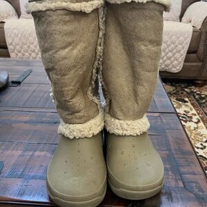 Crocs Shearling-Lined Beige Boots Size 8B